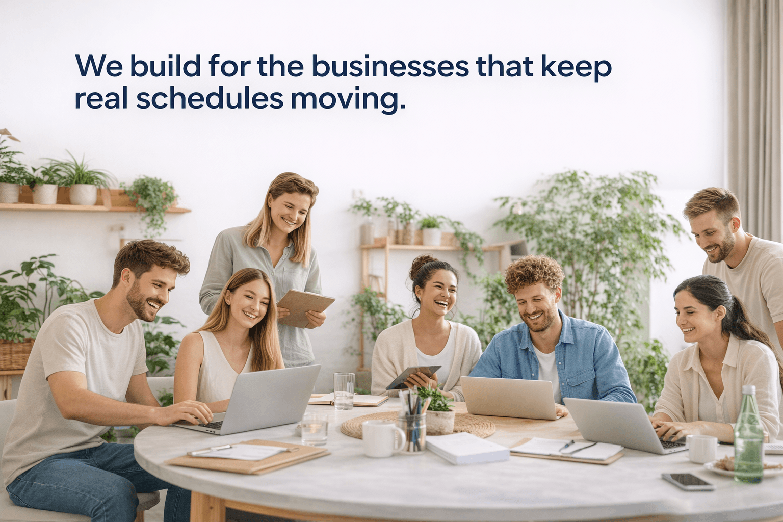 Växande serviceteam som går igenom arbetet tillsammans
